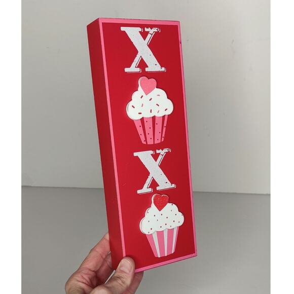 Valentine's Day XOXO Cupcakes Sprinkles Hot Pink Vertical Wall Decor - Picture 6 of 12
